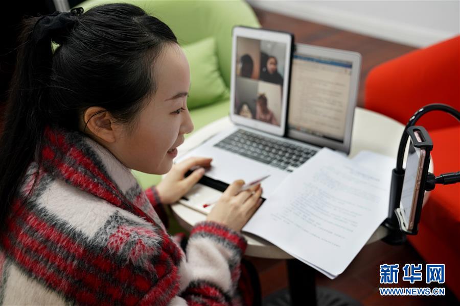 新华网：上海中小学在线教育开播首节试播课