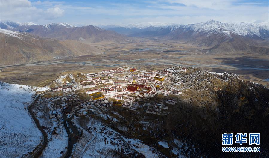 西藏：鸟瞰雪后甘丹寺
