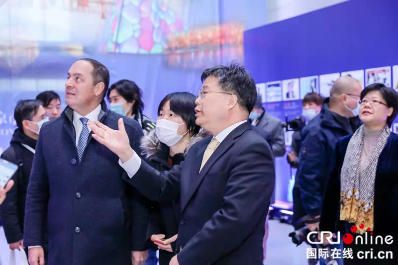 2020“丝路大V打卡最新北京”活动启动仪式精彩图集 2020“丝路大V打卡最新北京”活动启动仪式精彩图集_fororder_领导观展-副本