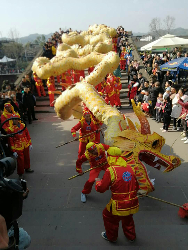 80米竹龙"翻腾"街头 成都平乐古镇年味浓浓