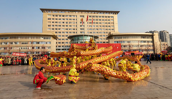 图片默认标题_fororder_100米长龙舞动现场