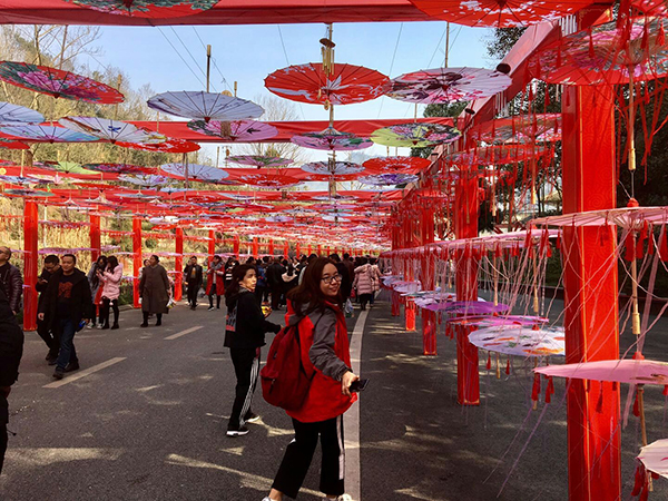 图片默认标题_fororder_游客逛庙会