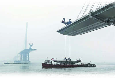 （中首 头条下文字 移动版）长江五桥成功吊装407吨钢箱梁
