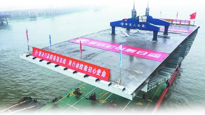 （中首 头条下文字 移动版）长江五桥成功吊装407吨钢箱梁