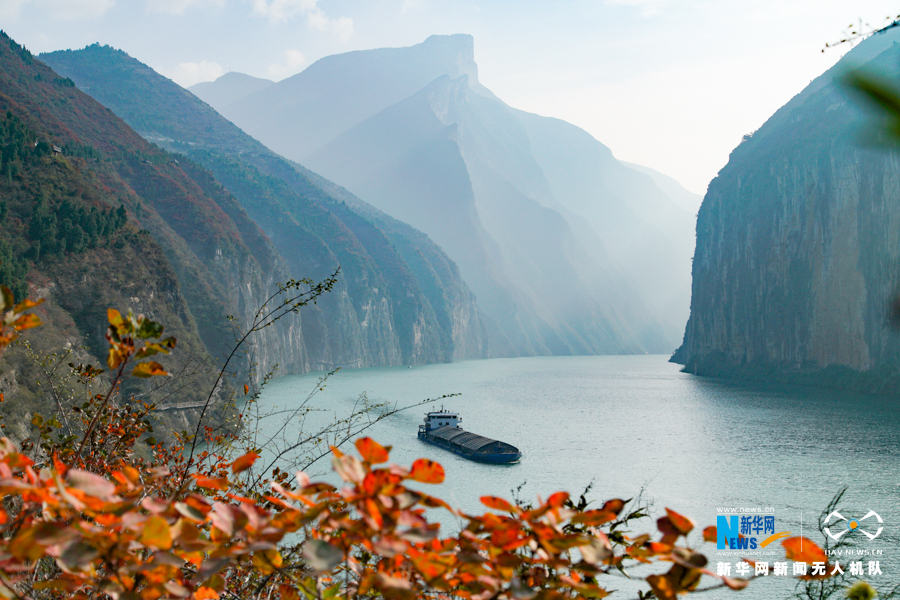 重庆：航拍冬日三峡 又到满山红叶时