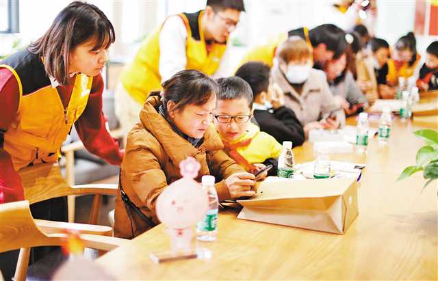 重庆：大学生志愿者帮助老年人使用智能产品