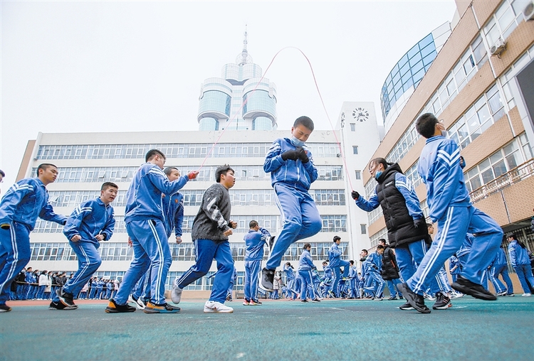 大连:弘扬“一二·九”长绳展风采