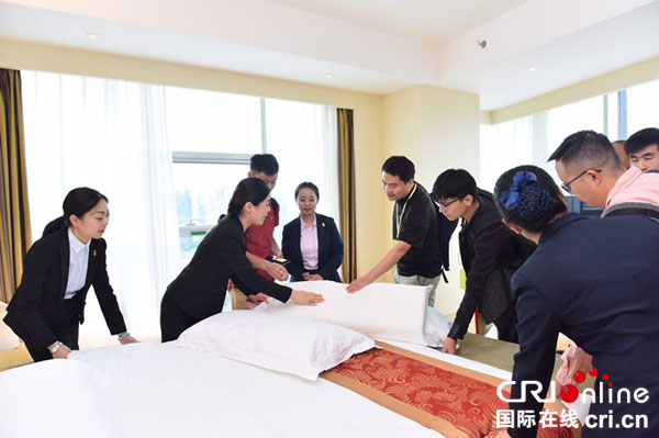 图片默认标题_fororder_工作人员介绍酒店细节---摄影刘垚