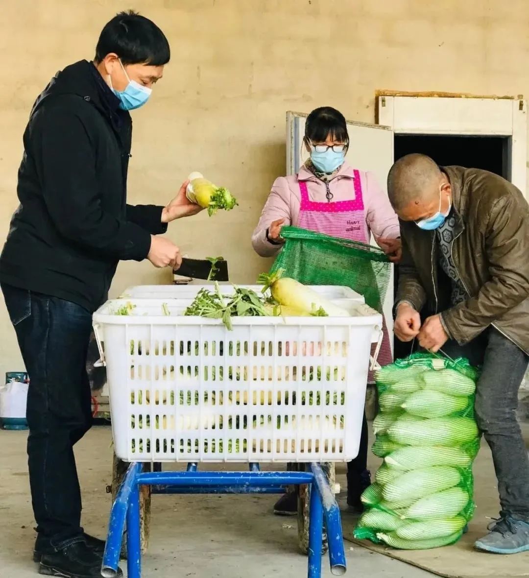 人民日报：肩挑背扛！他们从大山里凑了85吨物资送武汉，还留下一