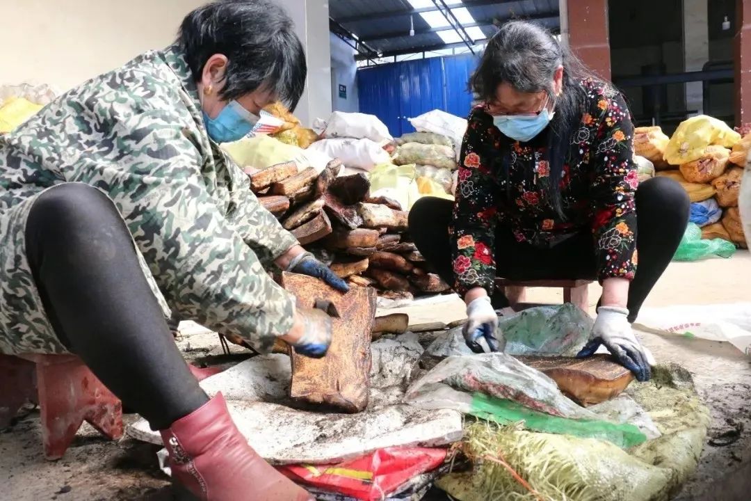 人民日报：肩挑背扛！他们从大山里凑了85吨物资送武汉，还留下一