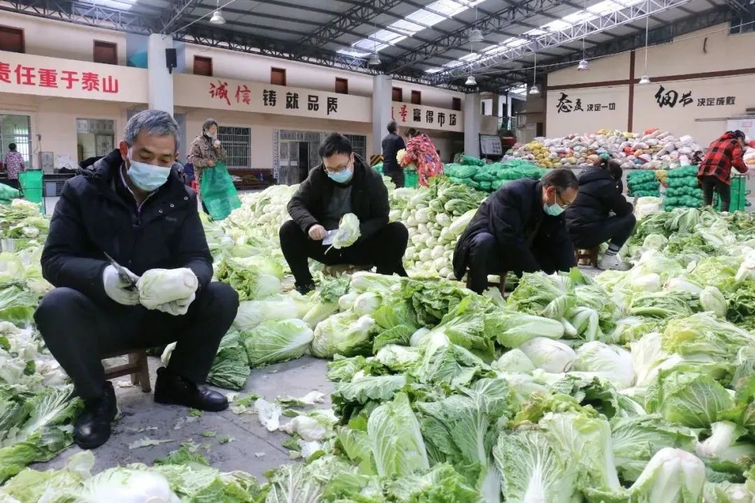 人民日报：肩挑背扛！他们从大山里凑了85吨物资送武汉，还留下一