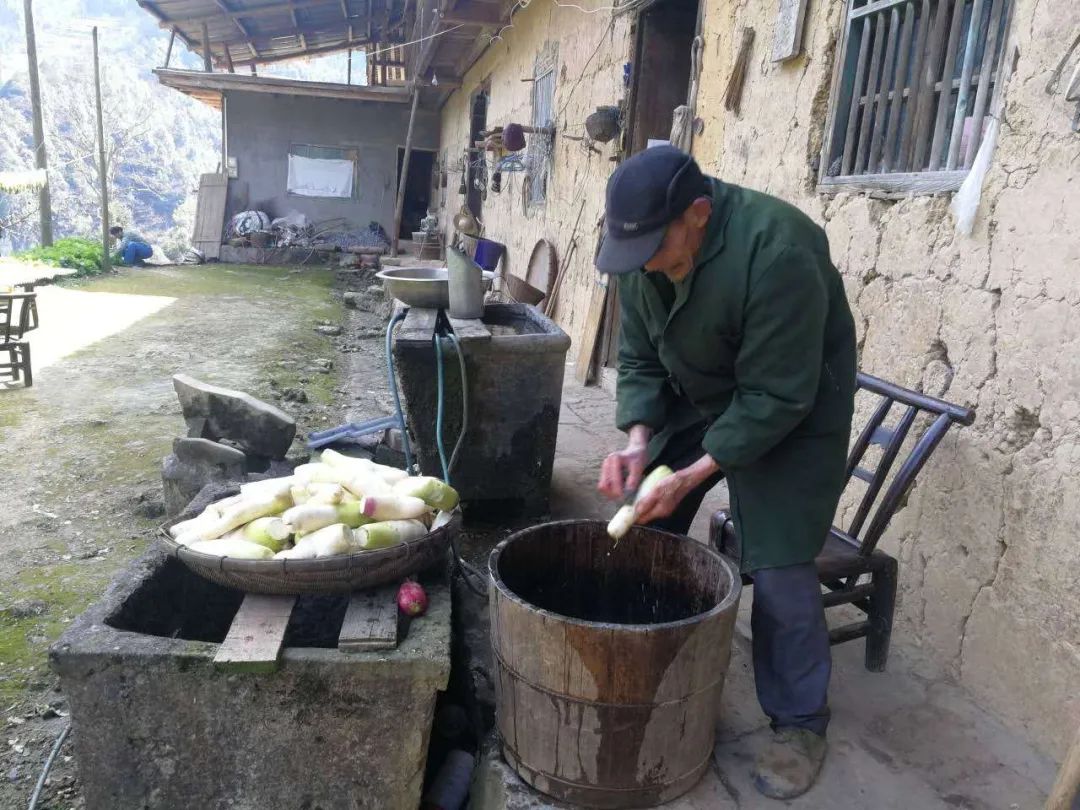 人民日报：肩挑背扛！他们从大山里凑了85吨物资送武汉，还留下一