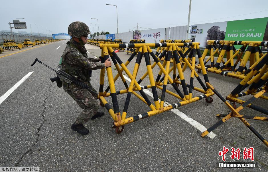 韩国士兵设路障封锁前往朝鲜道路