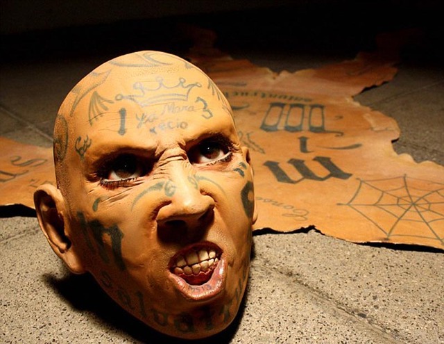 墨西哥艺术家制作恐怖"人皮地毯 呼吁抵制暴力