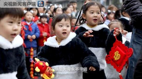 （导航成都）川剧+RAP+吉他弹唱 新春“快闪”打卡成都网红地标