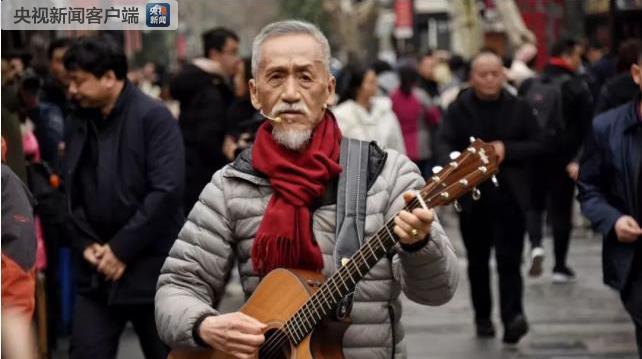 （导航成都）川剧+RAP+吉他弹唱 新春“快闪”打卡成都网红地标