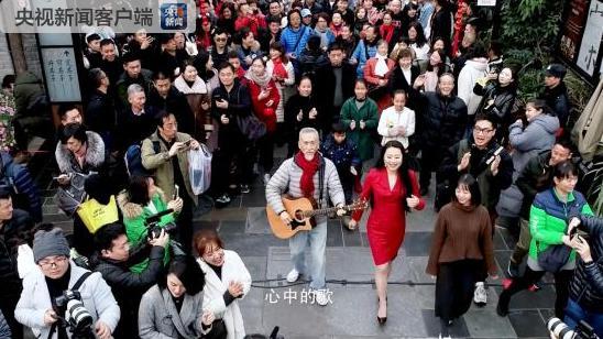 （导航成都）川剧+RAP+吉他弹唱 新春“快闪”打卡成都网红地标