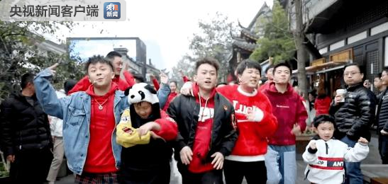 （导航成都）川剧+RAP+吉他弹唱 新春“快闪”打卡成都网红地标