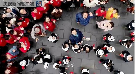 （导航成都）川剧+RAP+吉他弹唱 新春“快闪”打卡成都网红地标