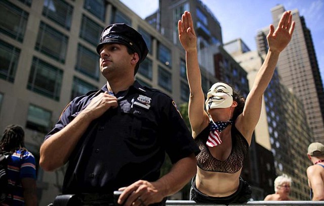 全球60多个城市女性赤裸上身游行 捍卫女性坦
