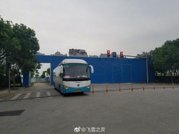上海一断头路口现巨幅城门图 细节逼真还有红绿灯