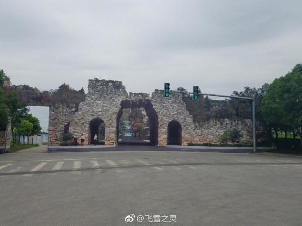 上海一断头路口现巨幅城门图 细节逼真还有红绿灯
