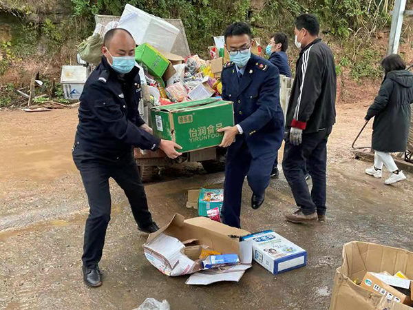 南充西充县集中销毁问题食品 筑牢食品安全防线