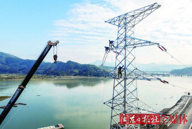 【财经列表】【宁德】【移动版】【Chinanews带图】上汽宁德基地项目的大型输电工程正架线拉线