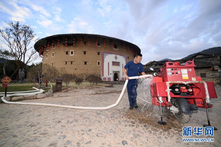 福建南靖：守护世遗土楼的“火焰蓝”