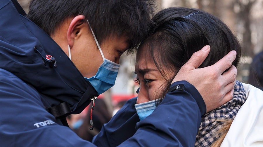 新华社：说星星很亮的人，是因为你没见过他们的眼睛