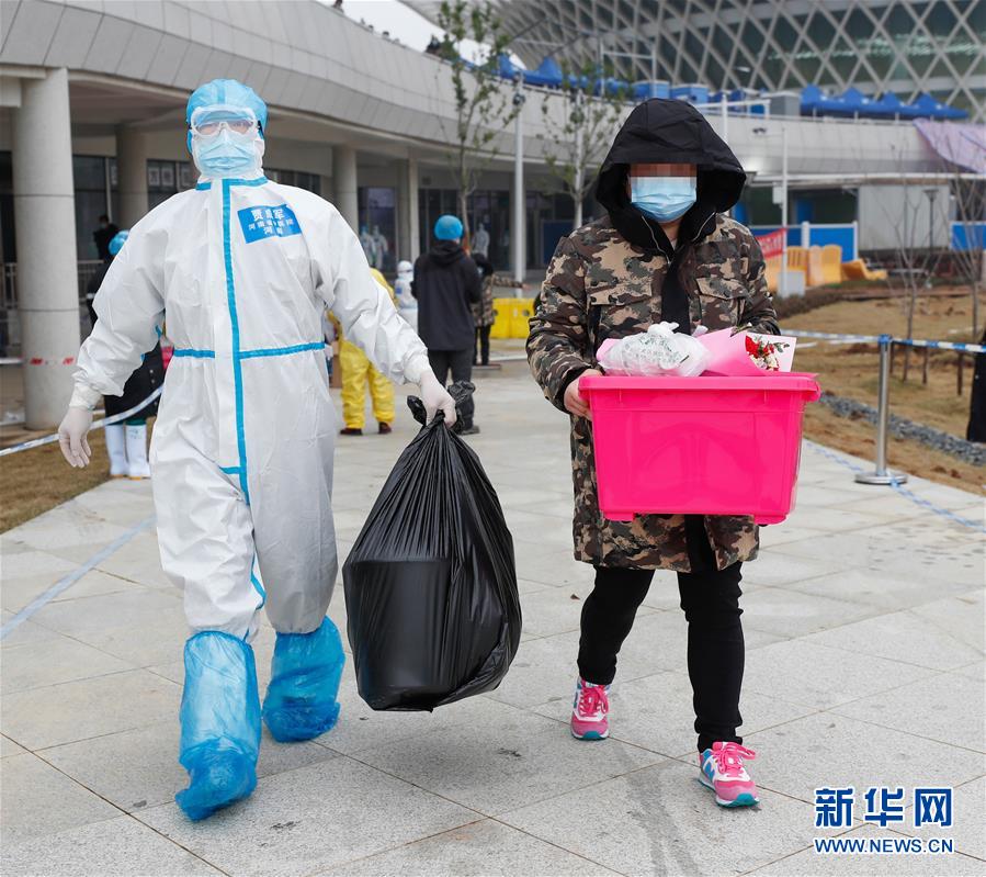武汉首个中医方舱医院首批治愈患者出院