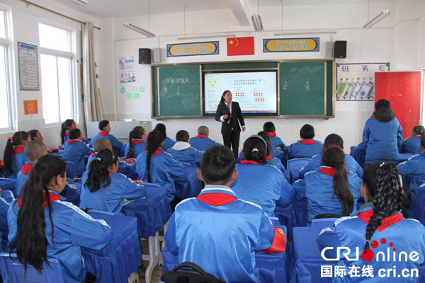 图片默认标题_fororder_理塘县四完小牧区孩子在多媒体教室上课