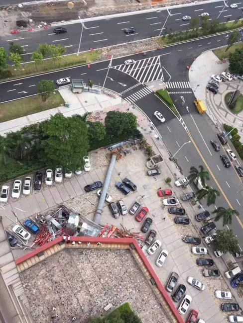 东莞巨型广告牌被狂风吹倒 砸毁八辆车 暂无人员伤亡