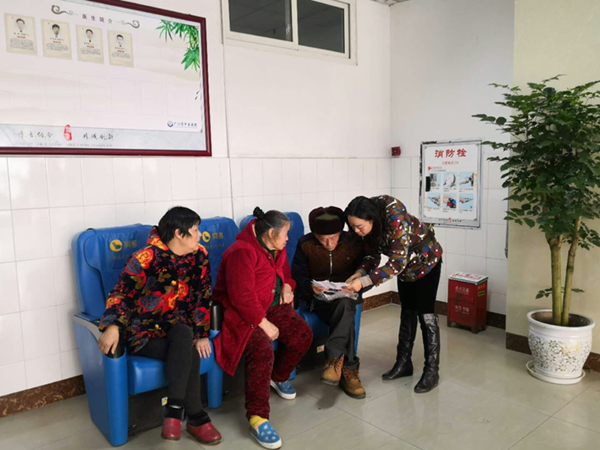 图片默认标题_fororder_3陪同贫困户到医院mmexport1546486577053