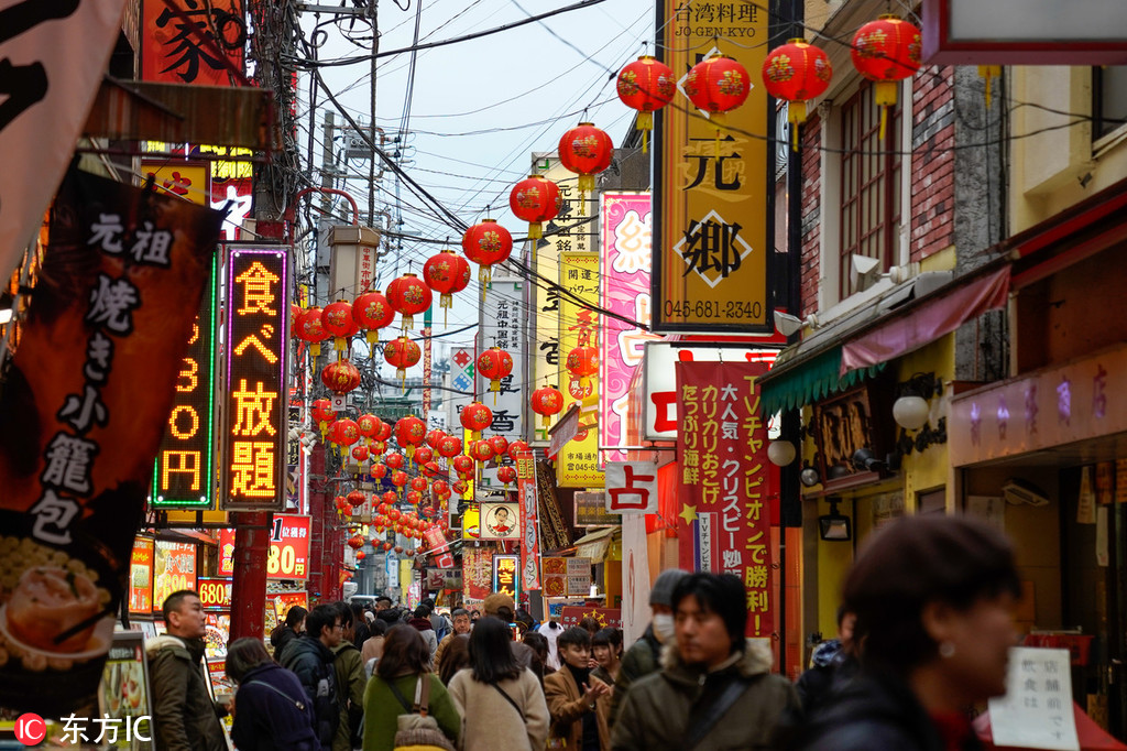 图片默认标题_fororder_图片四 当地时间2019年2月5日，日本横滨，农历大年初一，横滨中国城内年节氛围浓郁，街道餐馆内举行舞狮表演、民众在寺庙烧香祈福、大街小巷燃放爆竹庆祝春节