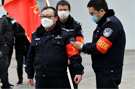 近日,内江市中区的白马镇农贸市场上,身着警服,胸口别着党徽,戴着