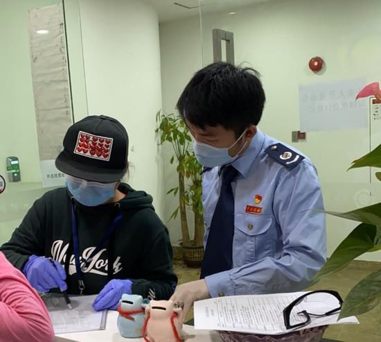 「国际在线」战疫复工遇难题？别急，税务人给你暖心支持