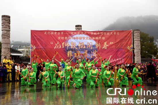贵州黔东南：龙狮鼓棍闹新春