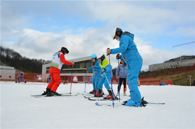 湖北巴东绿葱坡滑雪场开业营运