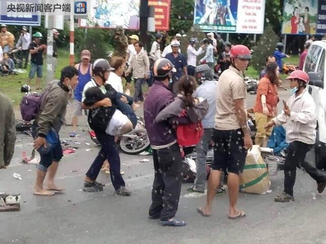 越南隆安省发生一起严重交通事故 致4人死亡18人受伤