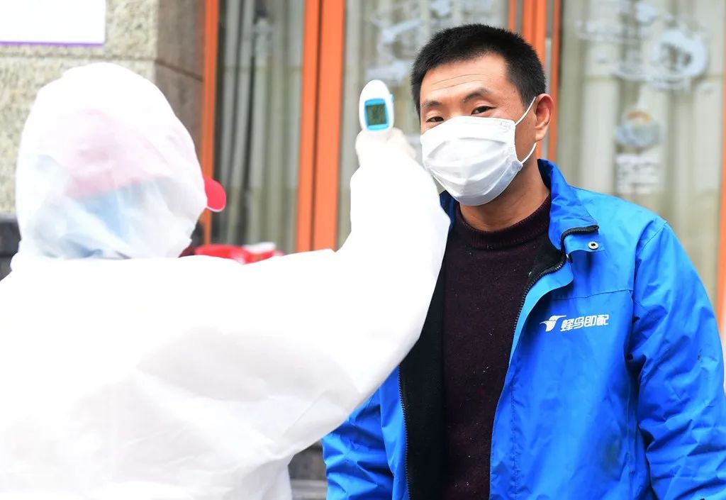 人民日报：武汉救人的外卖小哥，解除隔离了！