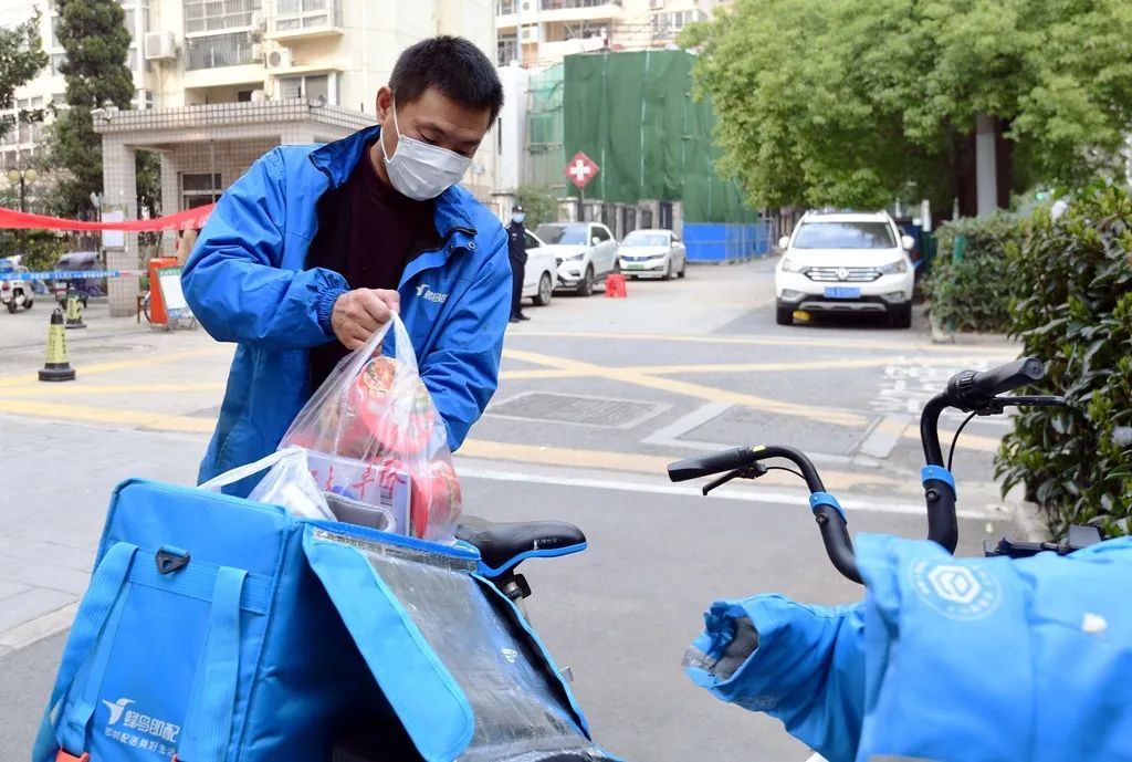人民日报：武汉救人的外卖小哥，解除隔离了！
