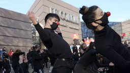 法国200名艺术家跳舞抗议政府推迟“解封”究竟为哪般（视频）