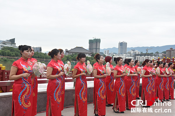 图片默认标题_fororder_旗袍秀展示（摄影--徐琴）