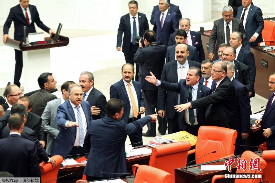 土耳其议员议会激烈争吵上演"全武行"