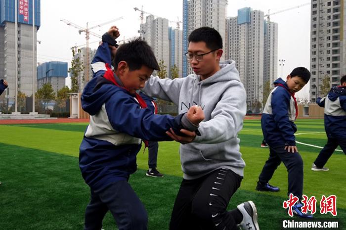 西安体育教师创编武术操 让学生课间“舞动”
