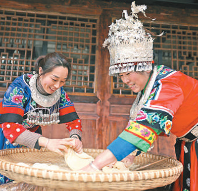 重庆彭水苗族土家族自治县鞍子镇干田村——修通山村路 下好致富棋(一线调查·走村串户探脱贫)