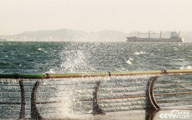 急に冷え込み、海岸のガードレールにつらら＝大連