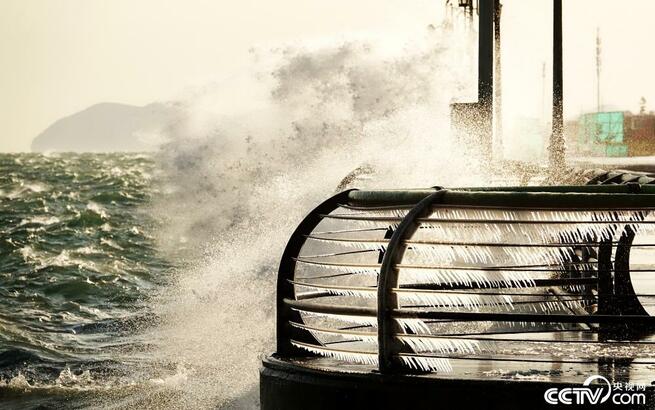 急に冷え込み、海岸のガードレールにつらら＝大連