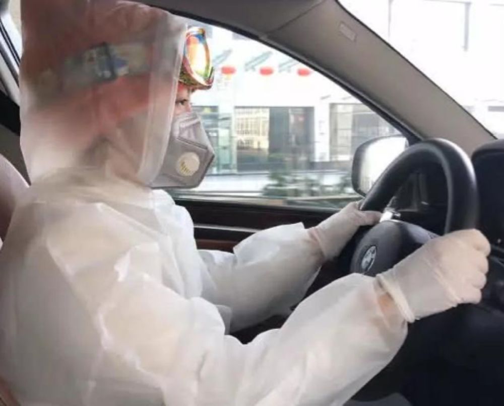 新华网■雨衣妹妹：雨衣变成了一把“大伞”！